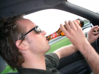 konzentriert auto fahren